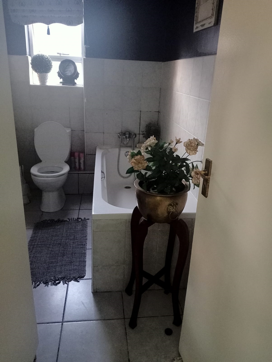 2 Bedroom Property for Sale in Whispering Pines Western Cape